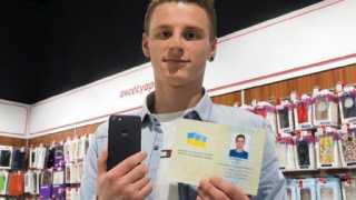 [NEWS] Unbelievable: Man Changes His Name to iPhone 7 so That he Can win One